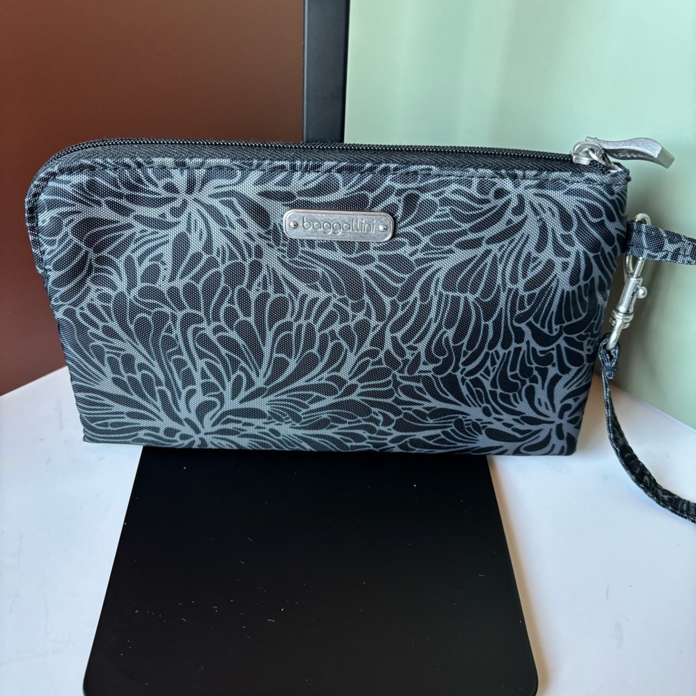 BAGGALLINI RFID Black and Gray Floral Wristlet